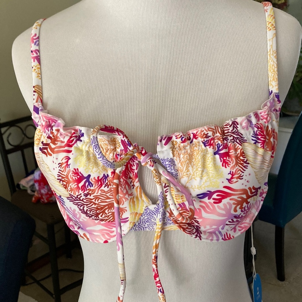 Cupshe Bikini top in Octavia print size medium with removable pads